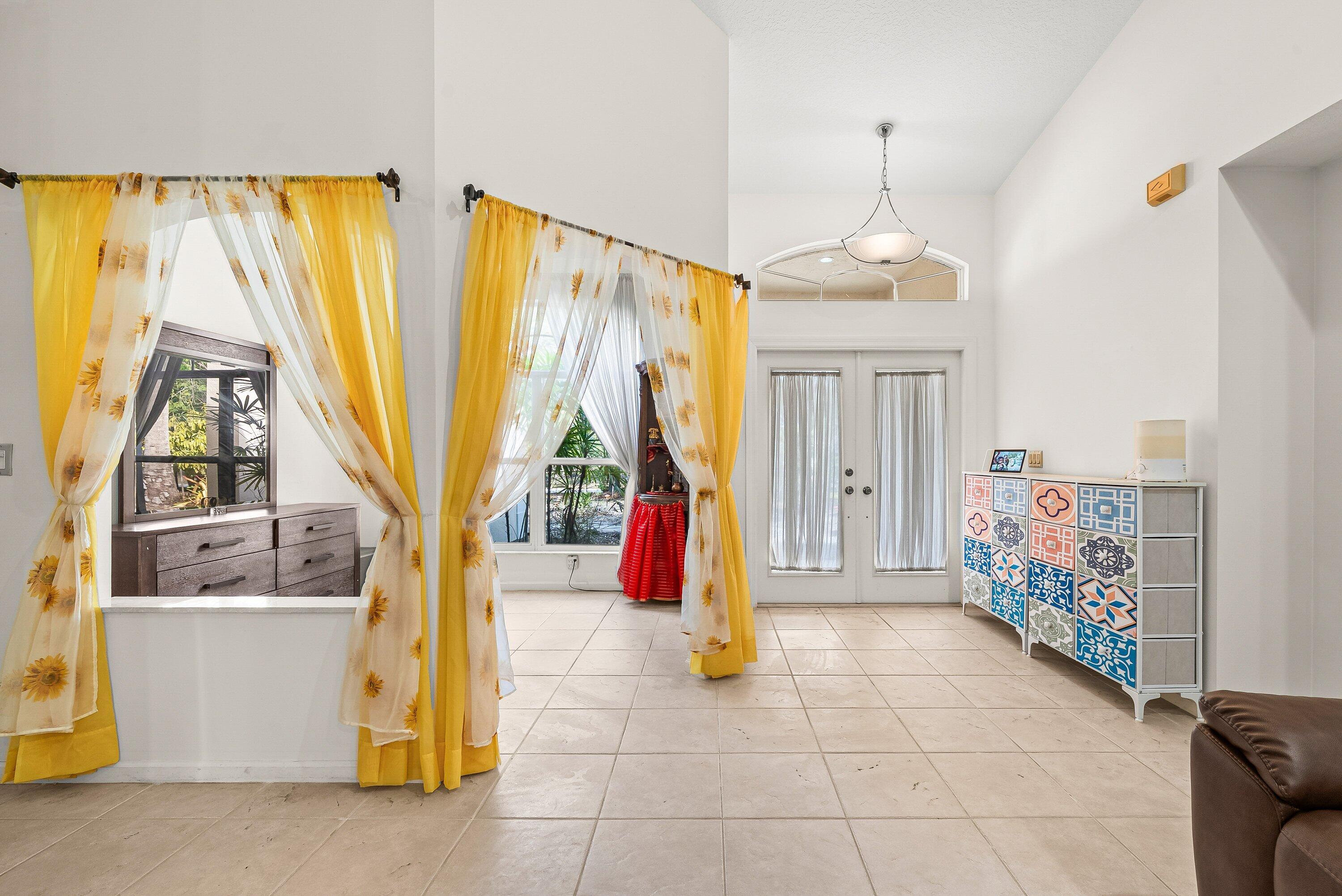 15-42-40~ W 208.7 FT OF E  656.1 FT OF N 245.2 FT - Residential