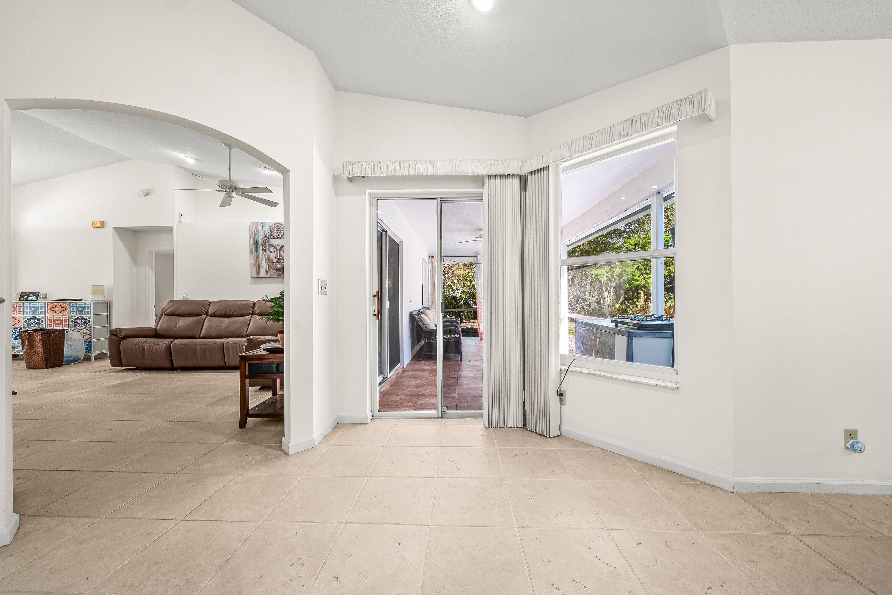 15-42-40~ W 208.7 FT OF E  656.1 FT OF N 245.2 FT - Residential