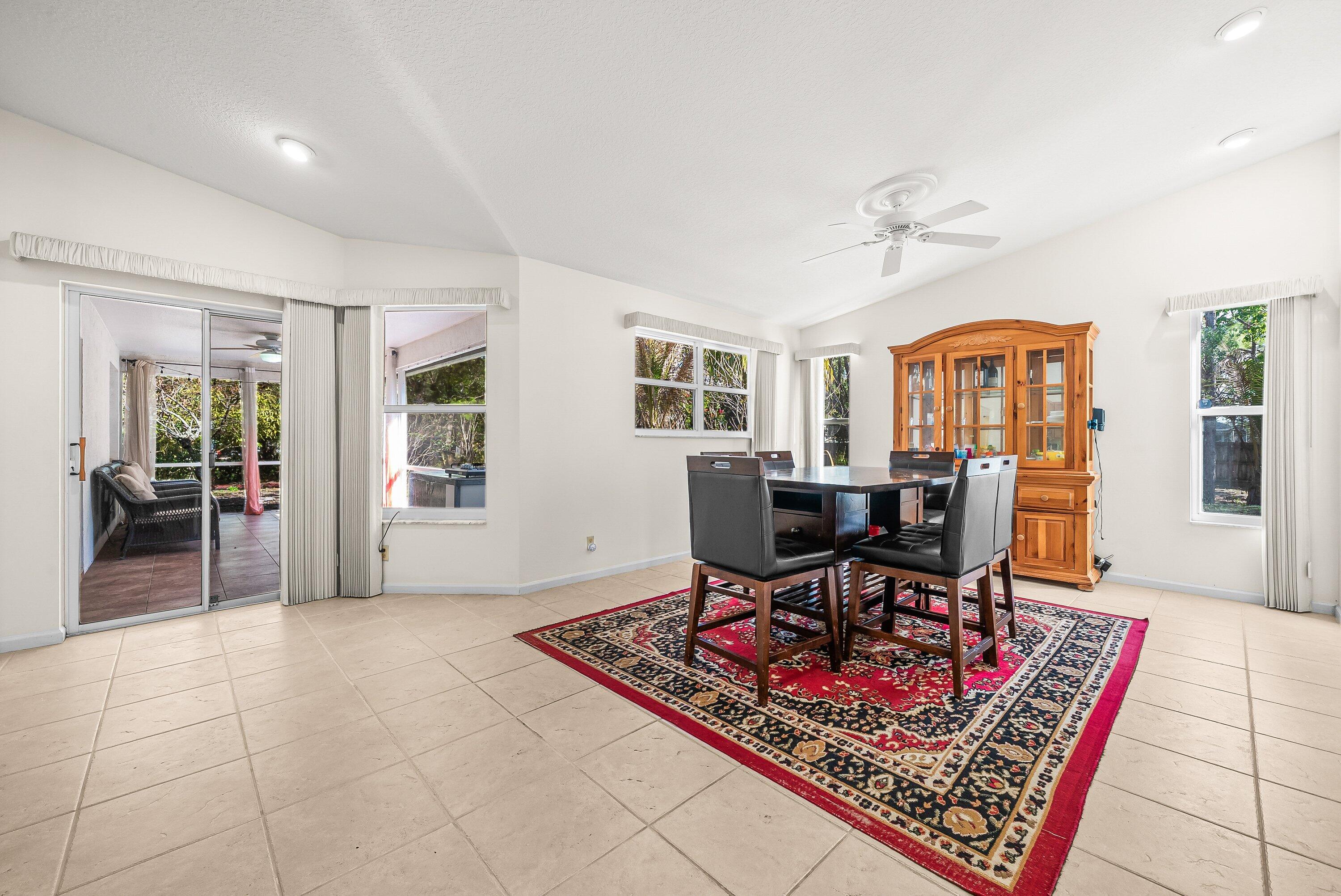 15-42-40~ W 208.7 FT OF E  656.1 FT OF N 245.2 FT - Residential