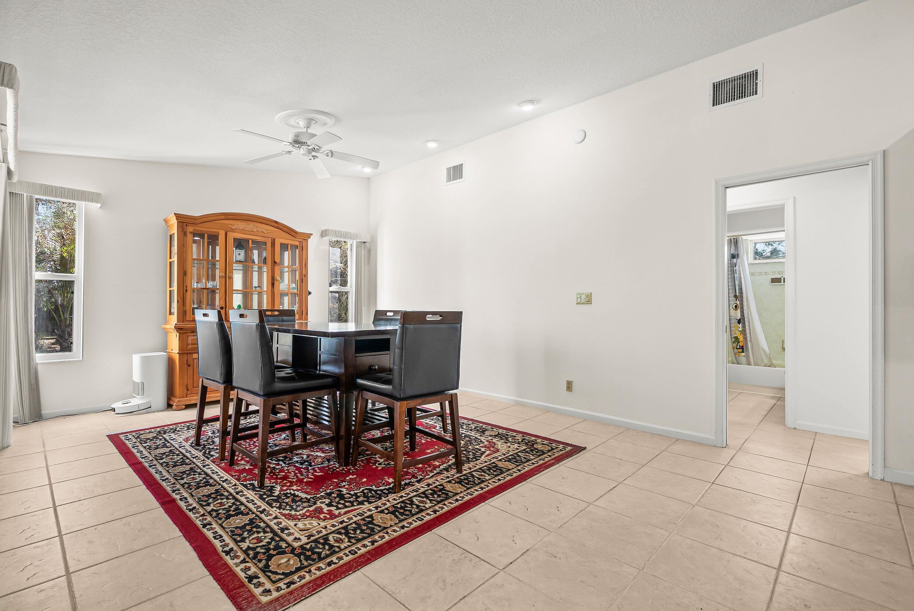 15-42-40~ W 208.7 FT OF E  656.1 FT OF N 245.2 FT - Residential