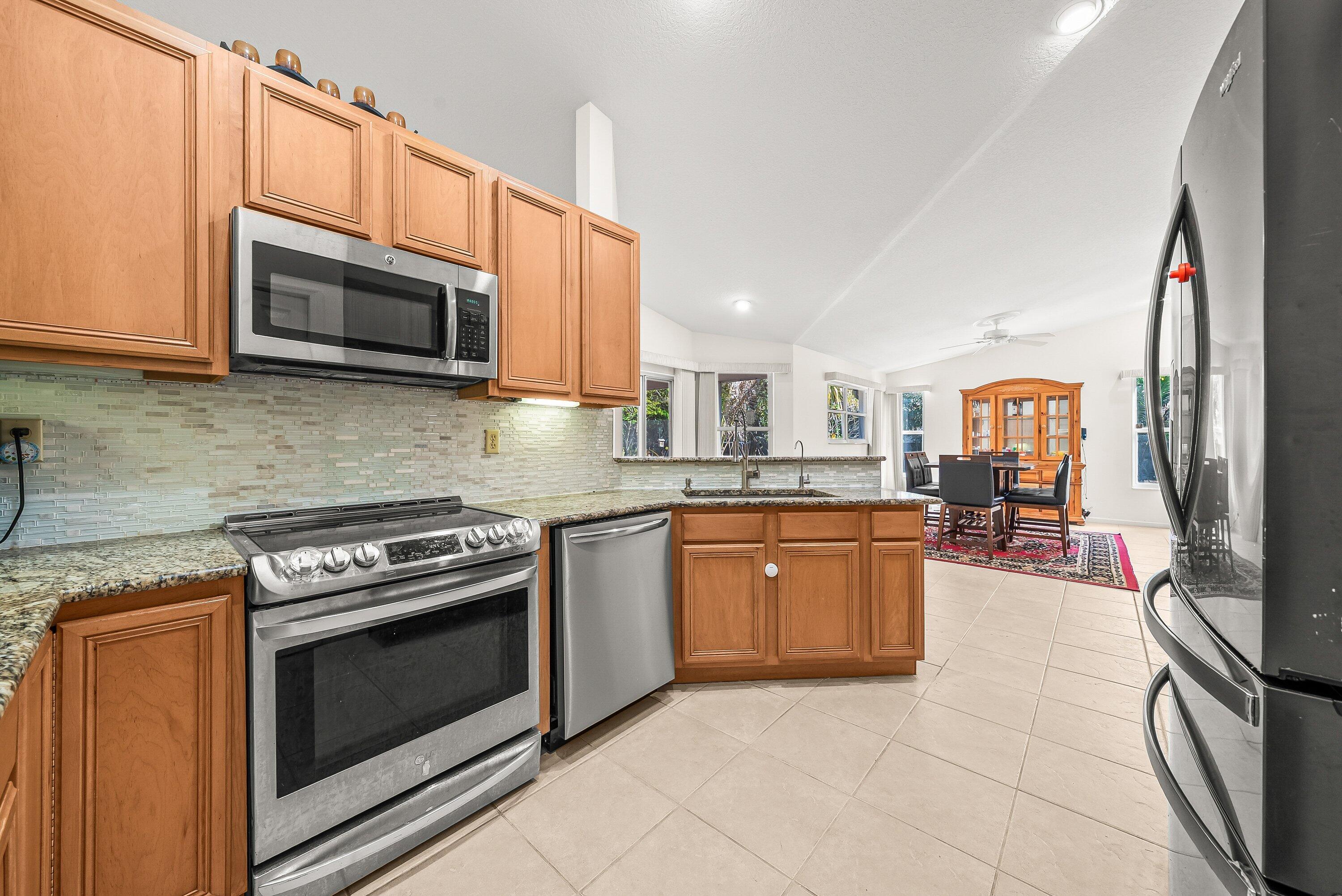 15-42-40~ W 208.7 FT OF E  656.1 FT OF N 245.2 FT - Residential