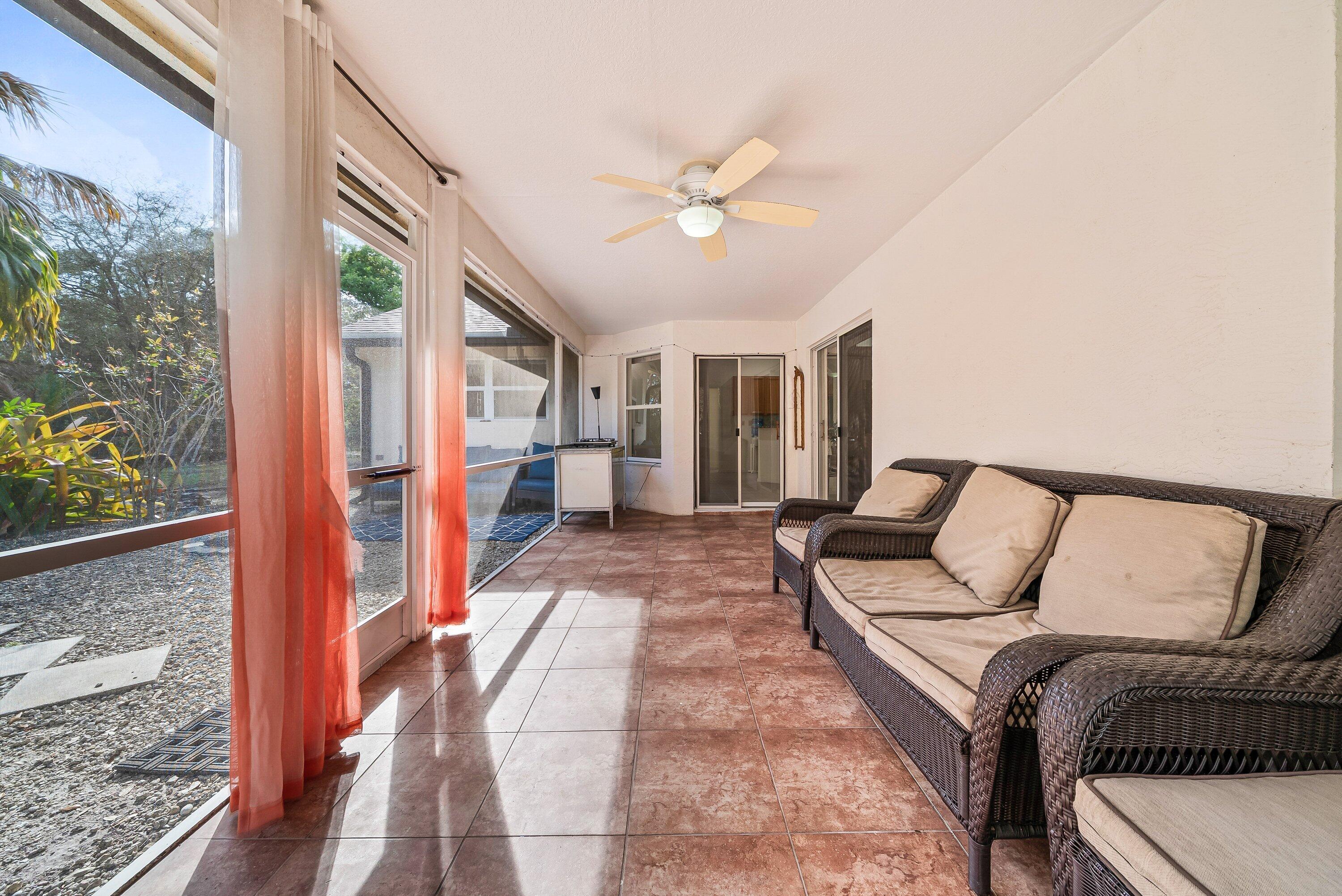 15-42-40~ W 208.7 FT OF E  656.1 FT OF N 245.2 FT - Residential