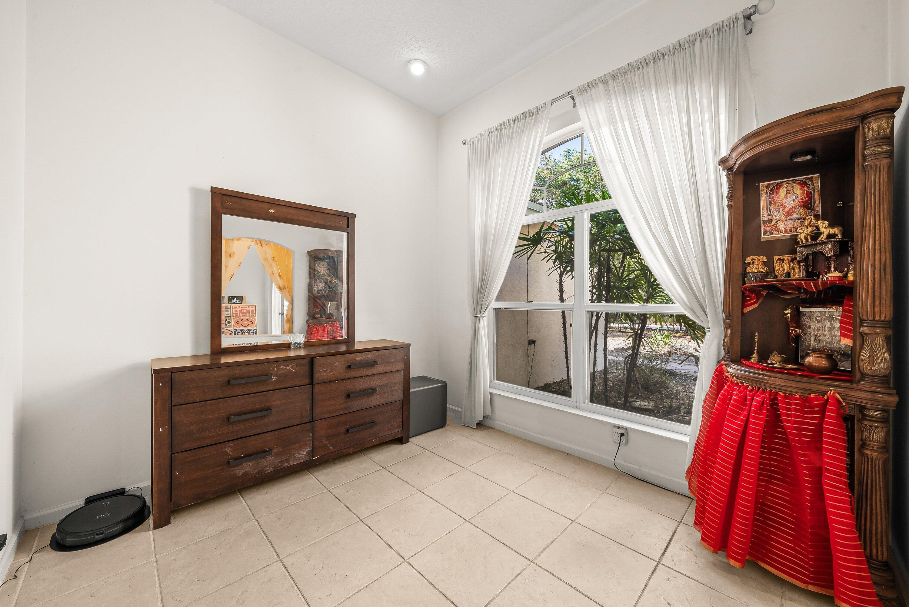 15-42-40~ W 208.7 FT OF E  656.1 FT OF N 245.2 FT - Residential