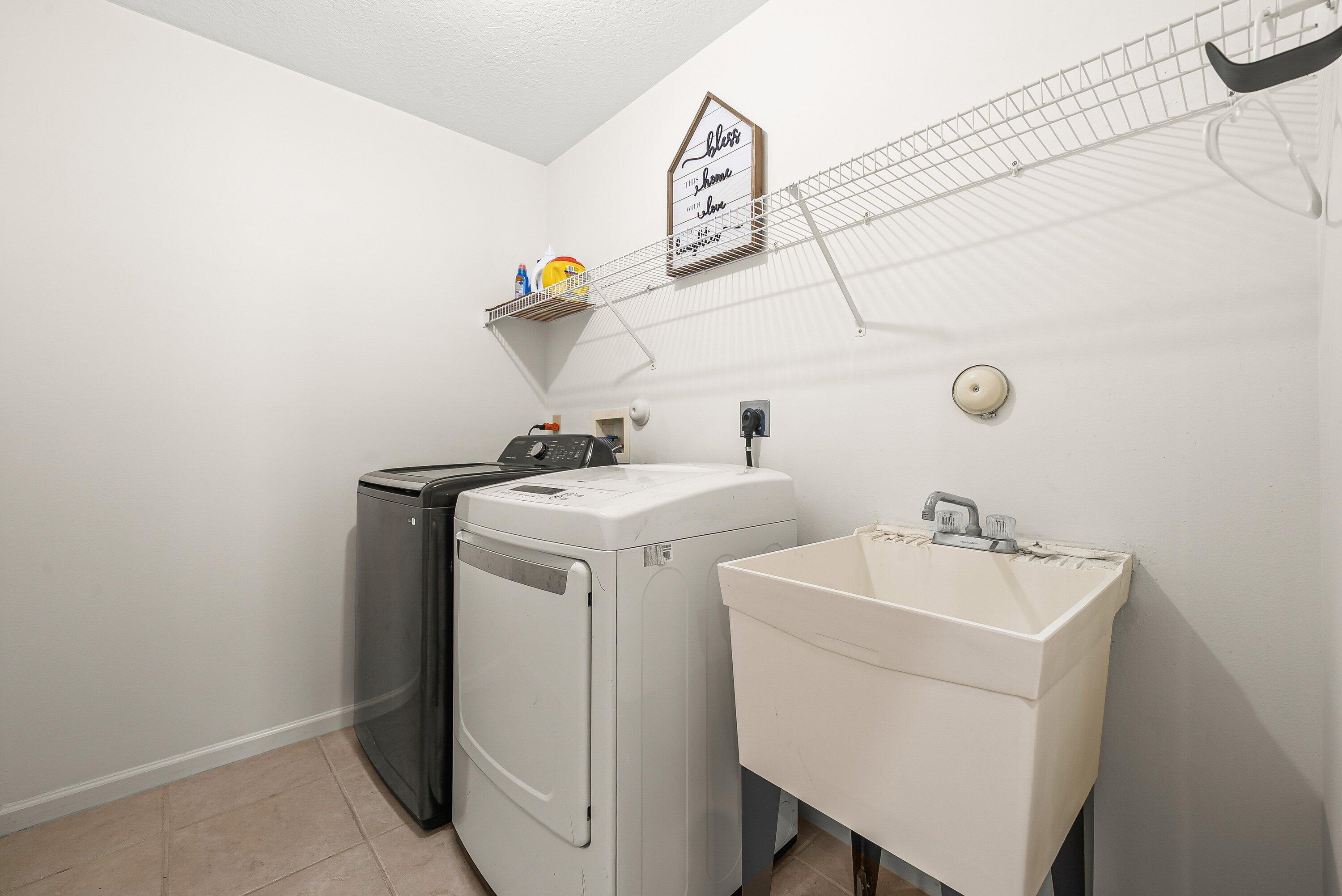 15-42-40~ W 208.7 FT OF E  656.1 FT OF N 245.2 FT - Residential