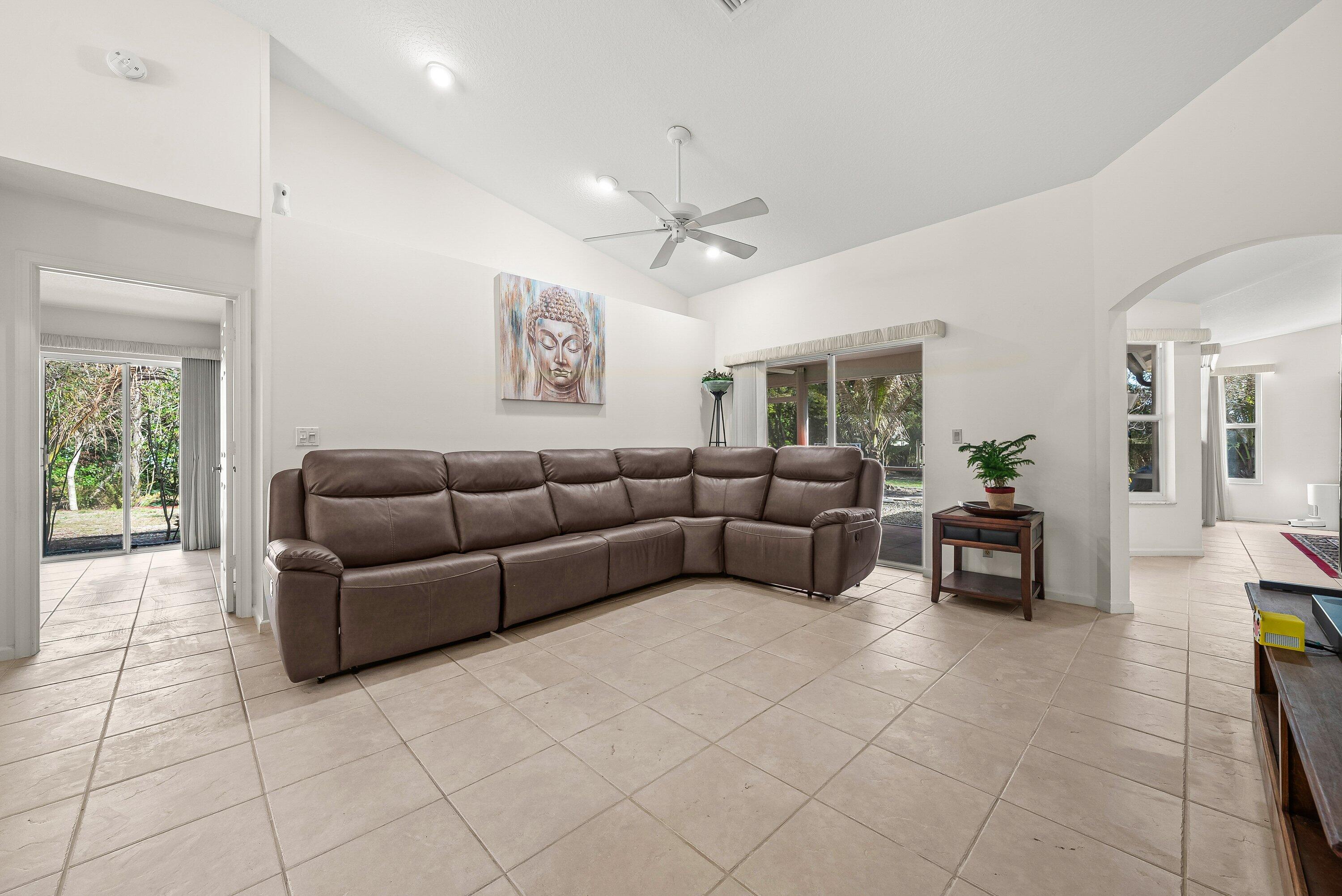 15-42-40~ W 208.7 FT OF E  656.1 FT OF N 245.2 FT - Residential