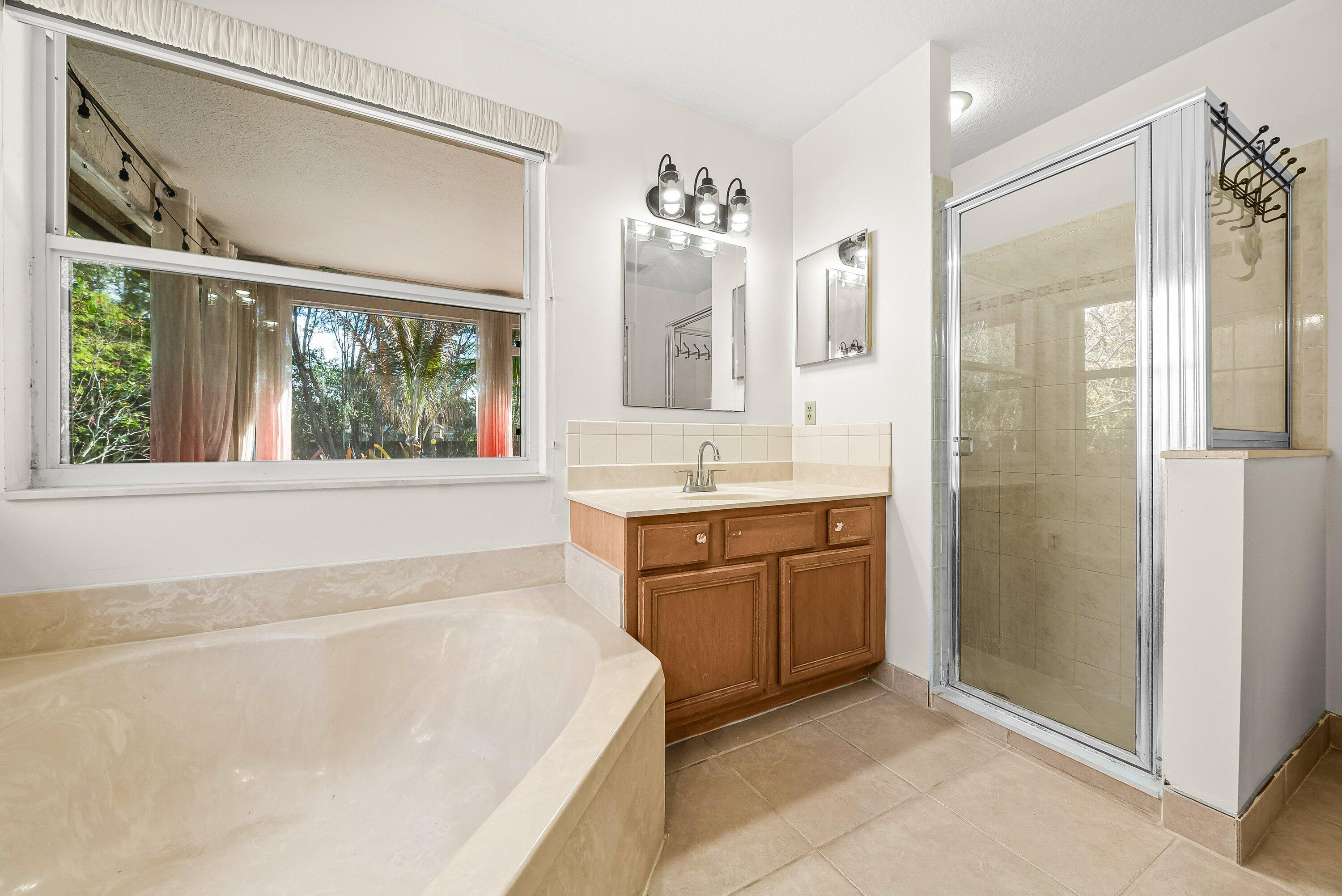 15-42-40~ W 208.7 FT OF E  656.1 FT OF N 245.2 FT - Residential