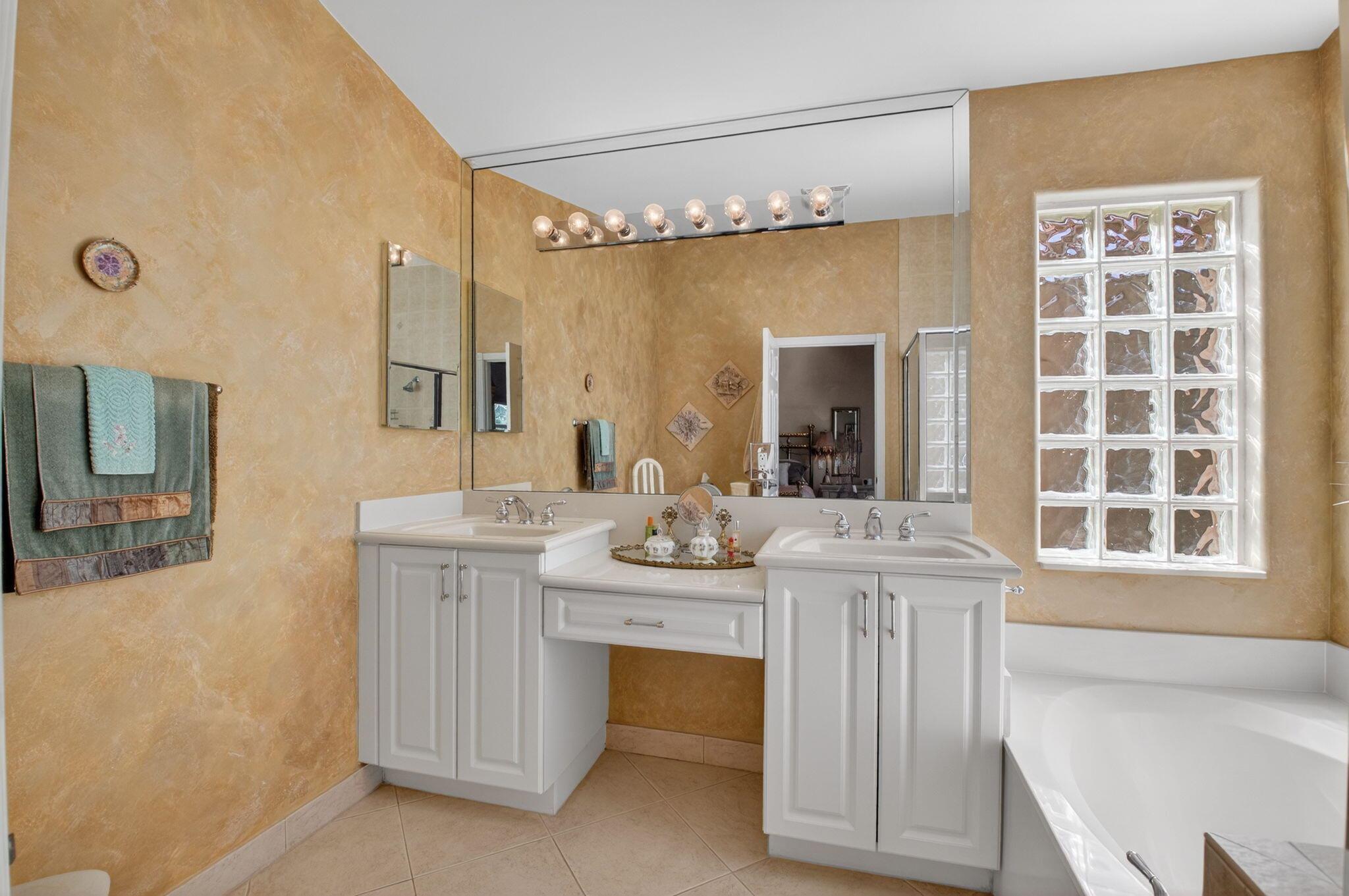 VALENCIA PALMS 1 - Residential