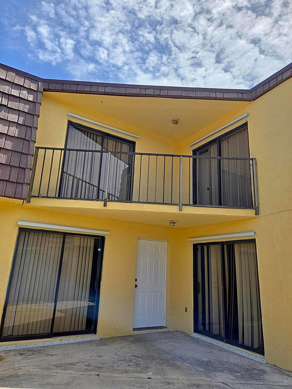 Photo of 22 Springdale Circle, Palm Springs, FL 33461 (MLS # B26052821)