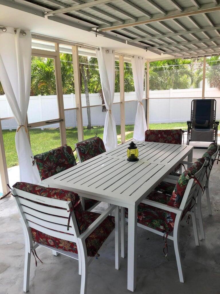 HOLLYWOOD LAKES SECTION - Residential
