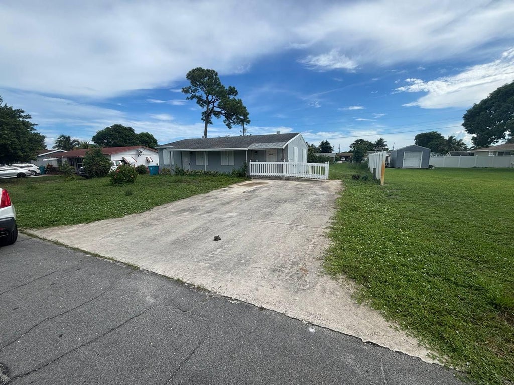 Photo of 420 NW 9TH Avenue, Boynton Beach, FL 33435 (MLS # B26074489)