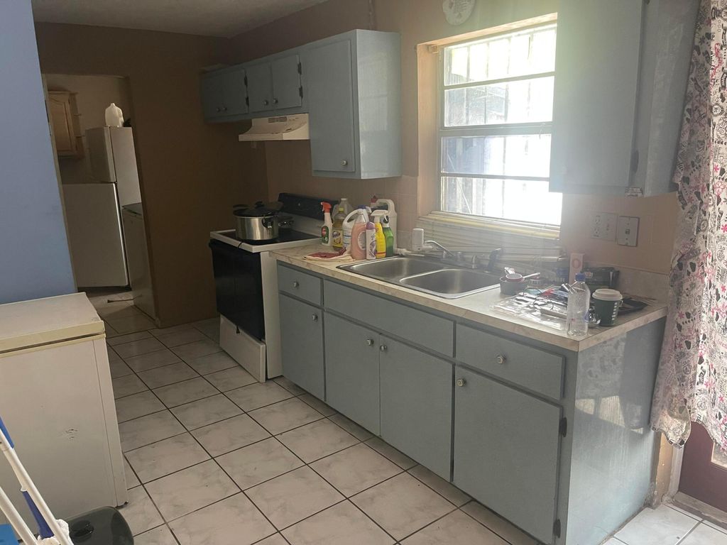 Photo of 915 SW 4th Street, Delray Beach, FL 33444 (MLS # B26027637)