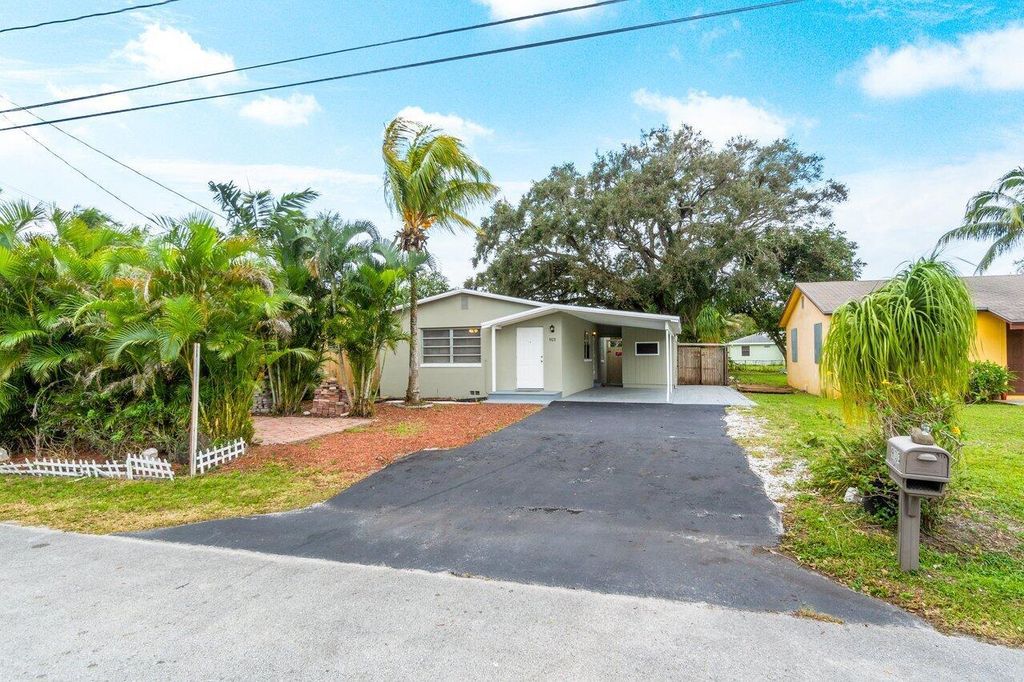 Photo of 913 Mathis Street, Lake Worth, FL 33461 (MLS # R10950614)
