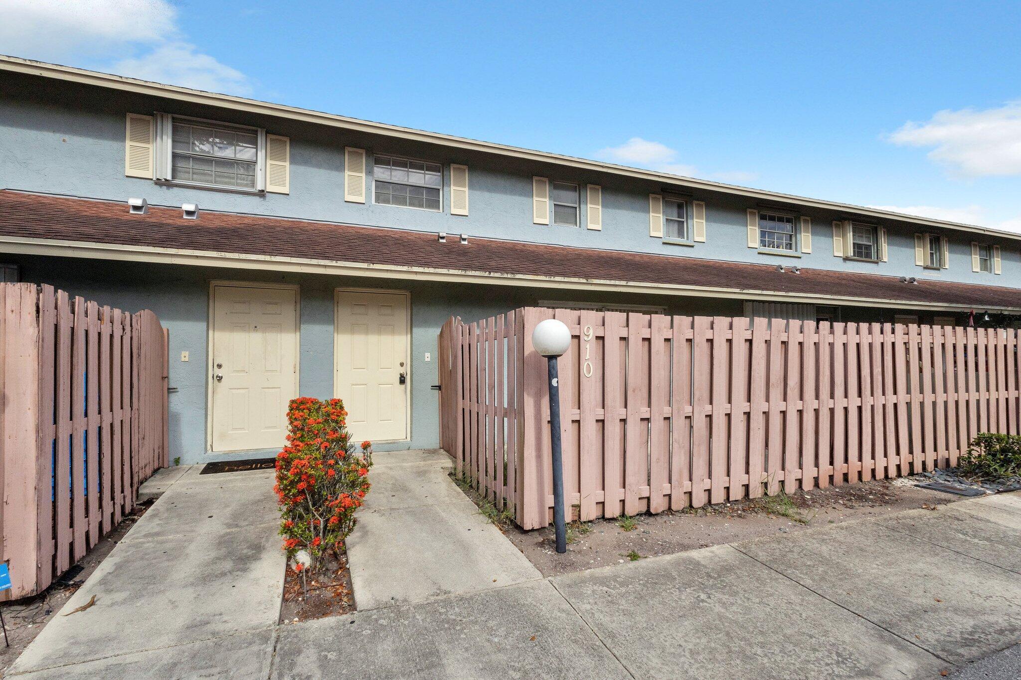 Beautiful 3/2.5 Townhouse. Great location, close to beaches and easy access to major roadways. Rent for Immediate Move-In.