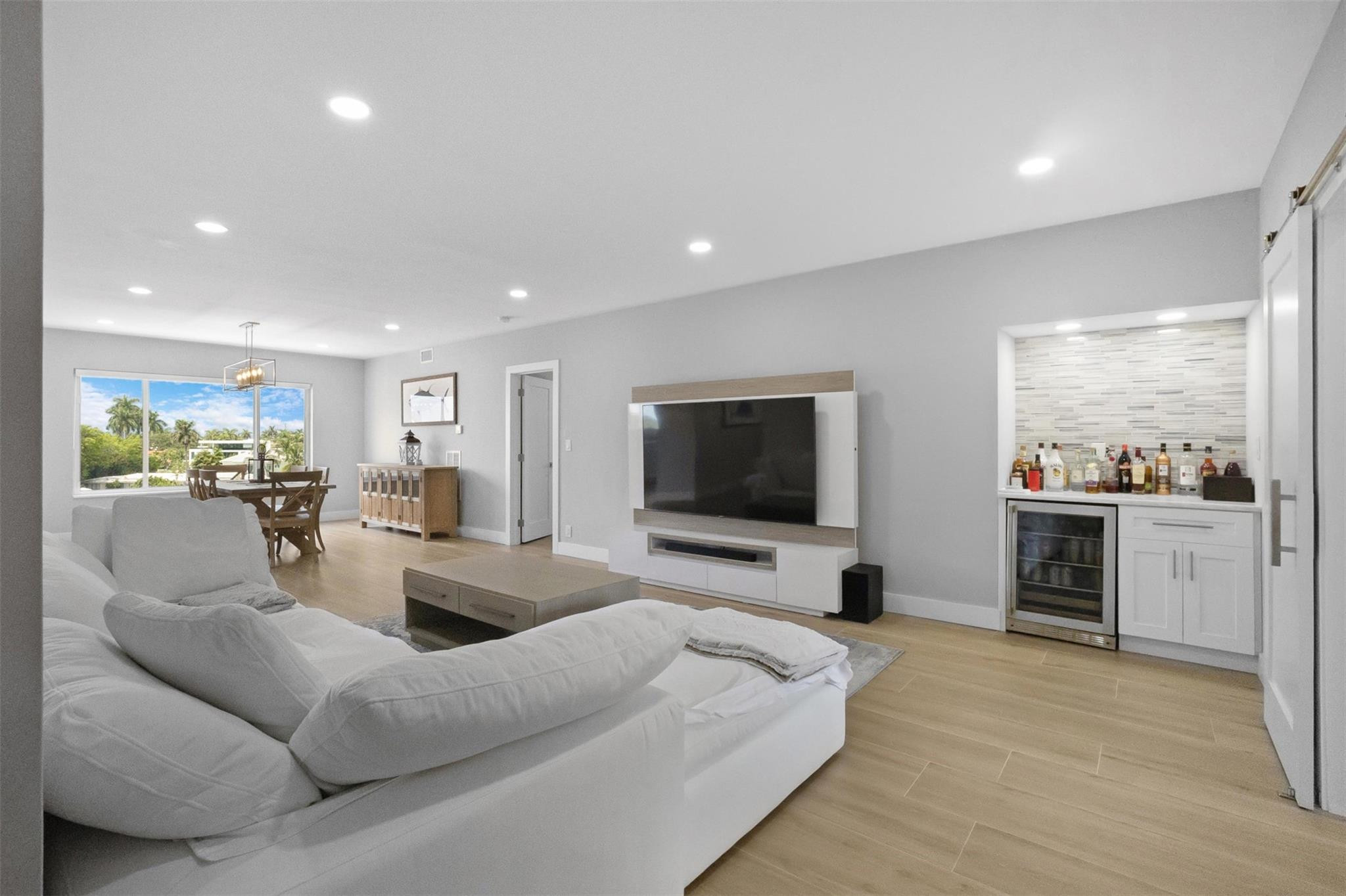 FOUR SEASONS CONDO - Residential