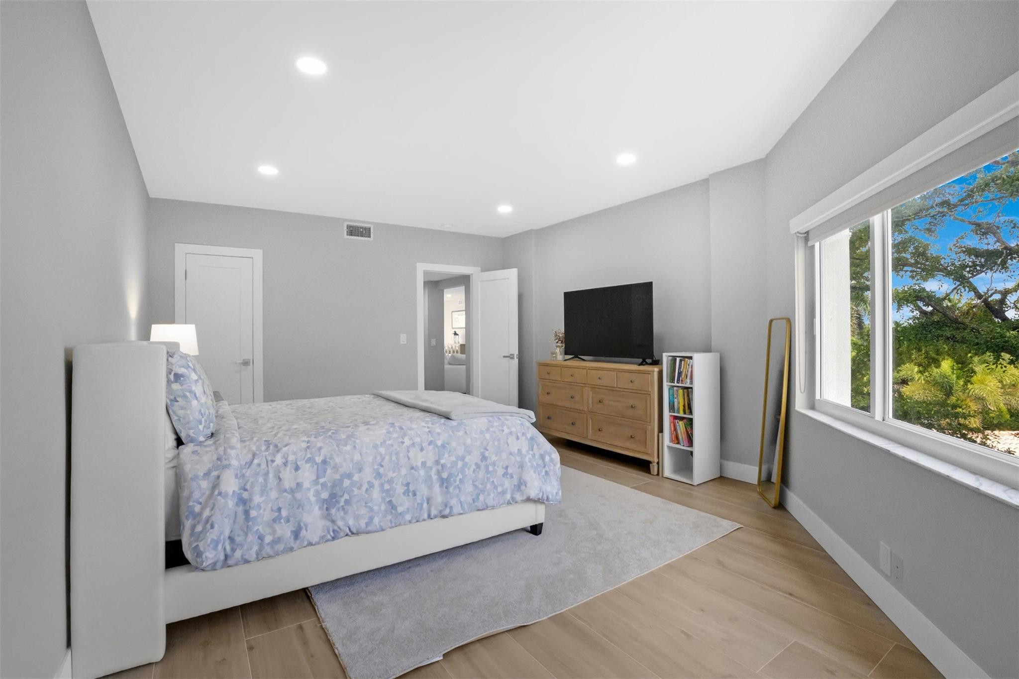 FOUR SEASONS CONDO - Residential