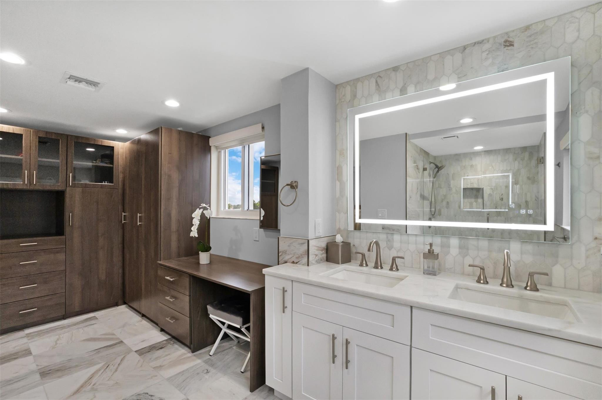 FOUR SEASONS CONDO - Residential