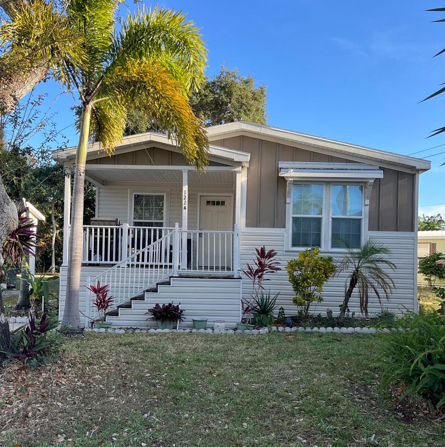 Great opportunity for this manufactured home in Palm Beach Gardens FL located minutes from Gardens Mall and Palm Beach College, beaches, dining, shopping and much more. Great amenities include clubhouse, shuffleboard, gym, putting greens, barbecue area, resort style pool, and playground.
This updated model has voltage ceilings, large windows for lots of light, open concept and lots of room in the bedrooms.
