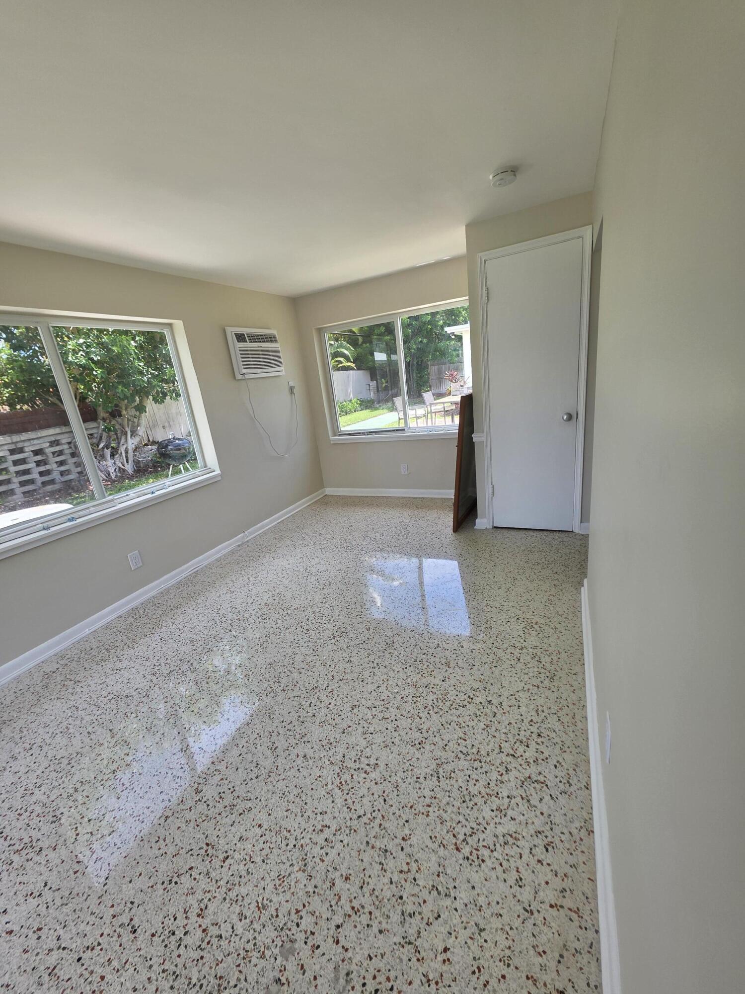 YACHT HARBOR - Residential Lease