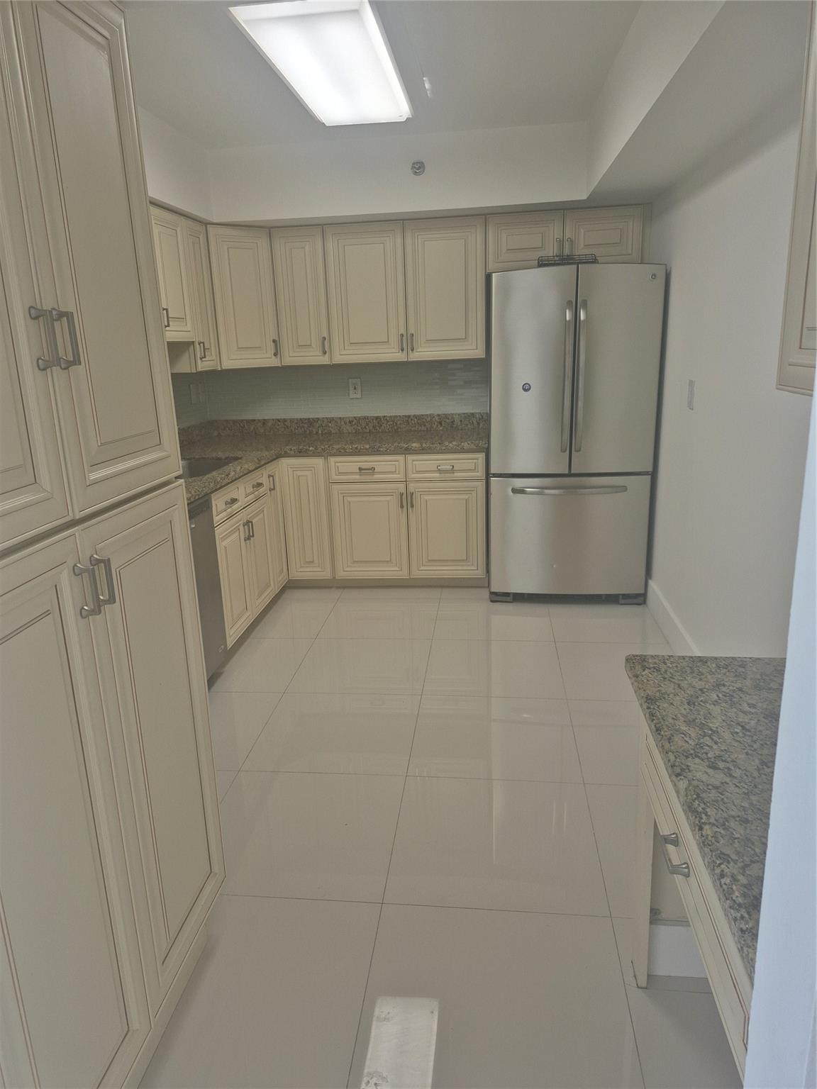 3600 Mystic Pointe Dr 811