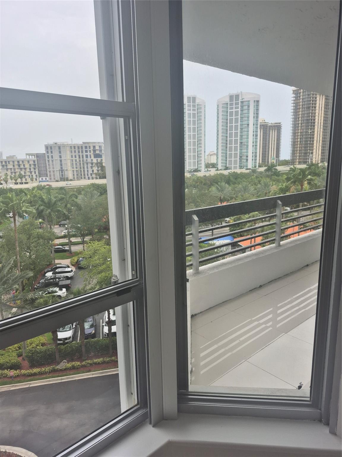 3600 Mystic Pointe Dr 811