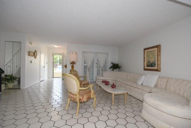 VENETIAN PARK WEST - Residential Lease
