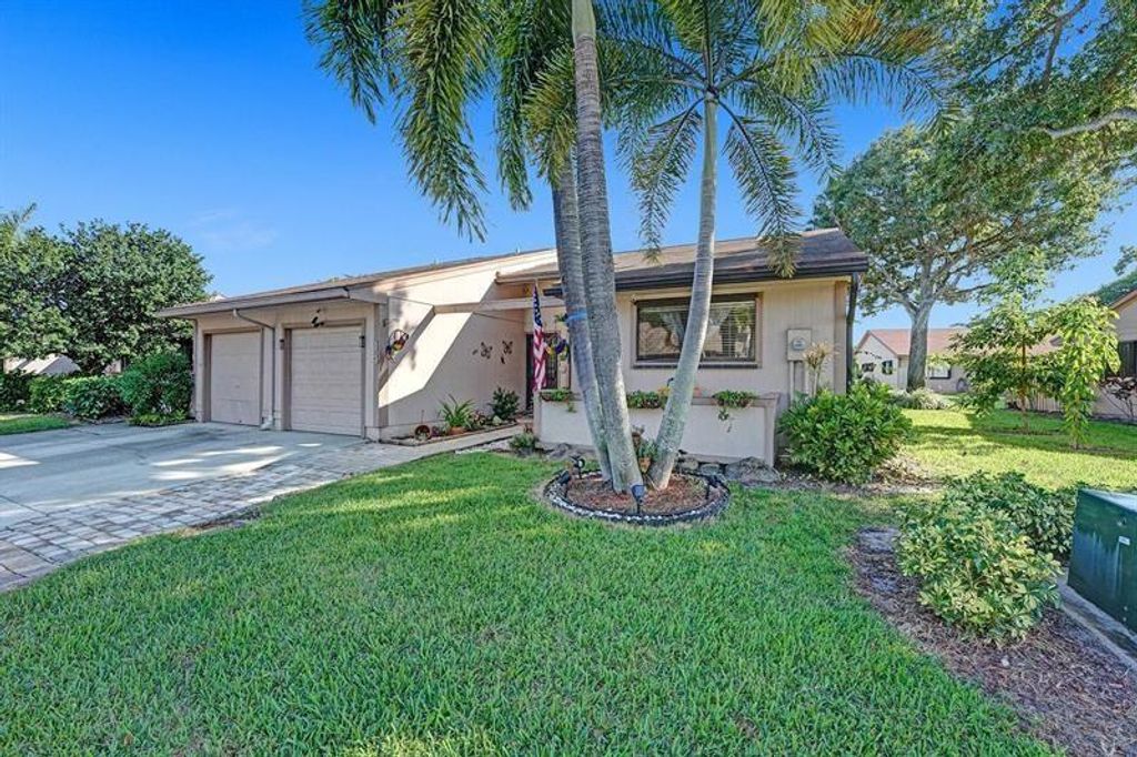 Photo of 14 Flint Way #14, Boynton Beach, FL 33426 (MLS # F10428003)