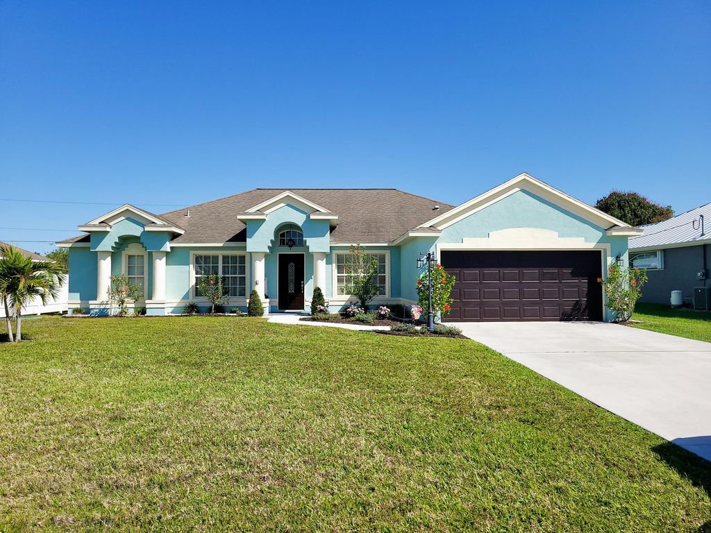 Photo of 545 SW Lakehurst Drive, Port Saint Lucie, FL 34983 (MLS # R10787309)