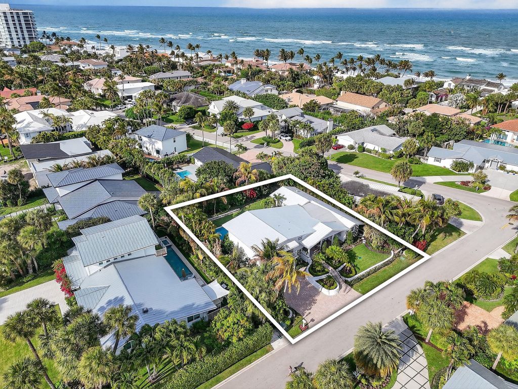 Photo of 209 Treasure Place, Jupiter Inlet Colony, FL 33469 (MLS # B26013504)