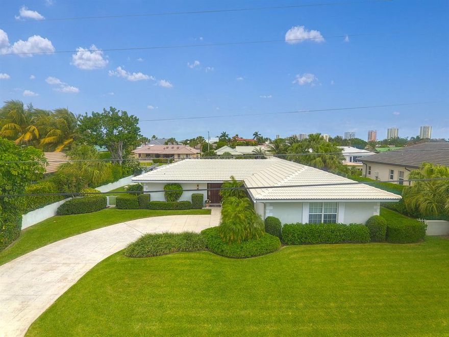 Directl across the street from Singer Island's beautiful beach, 100' waterfrontage with boat lift.  Just renovated and freshly furnished.
Offered turnkey.