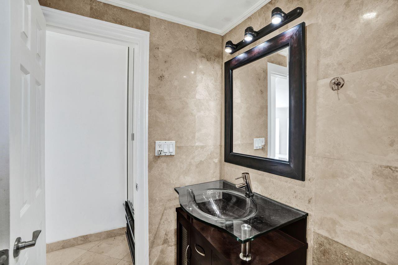 BAYVIEW POINT - Residential