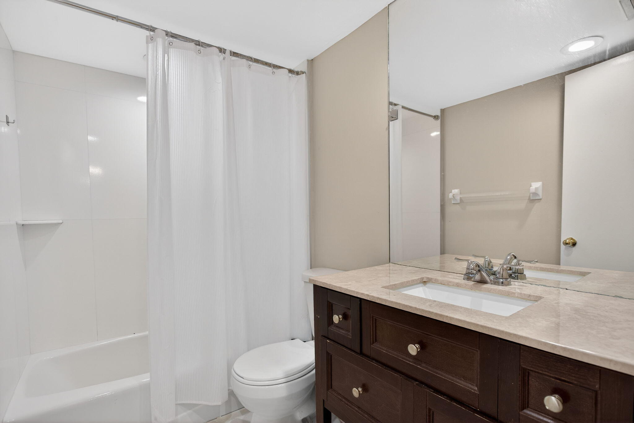 CONDOMINIUM 9 OF LIGHTHOUSE - Residential Lease