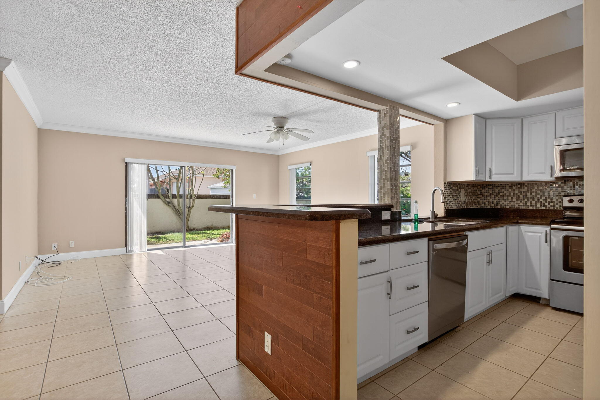 CONDOMINIUM 9 OF LIGHTHOUSE - Residential Lease