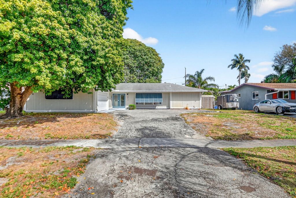 Photo of 320 Riverdale Rd, Palm Springs, FL 33461 (MLS # B26000941)