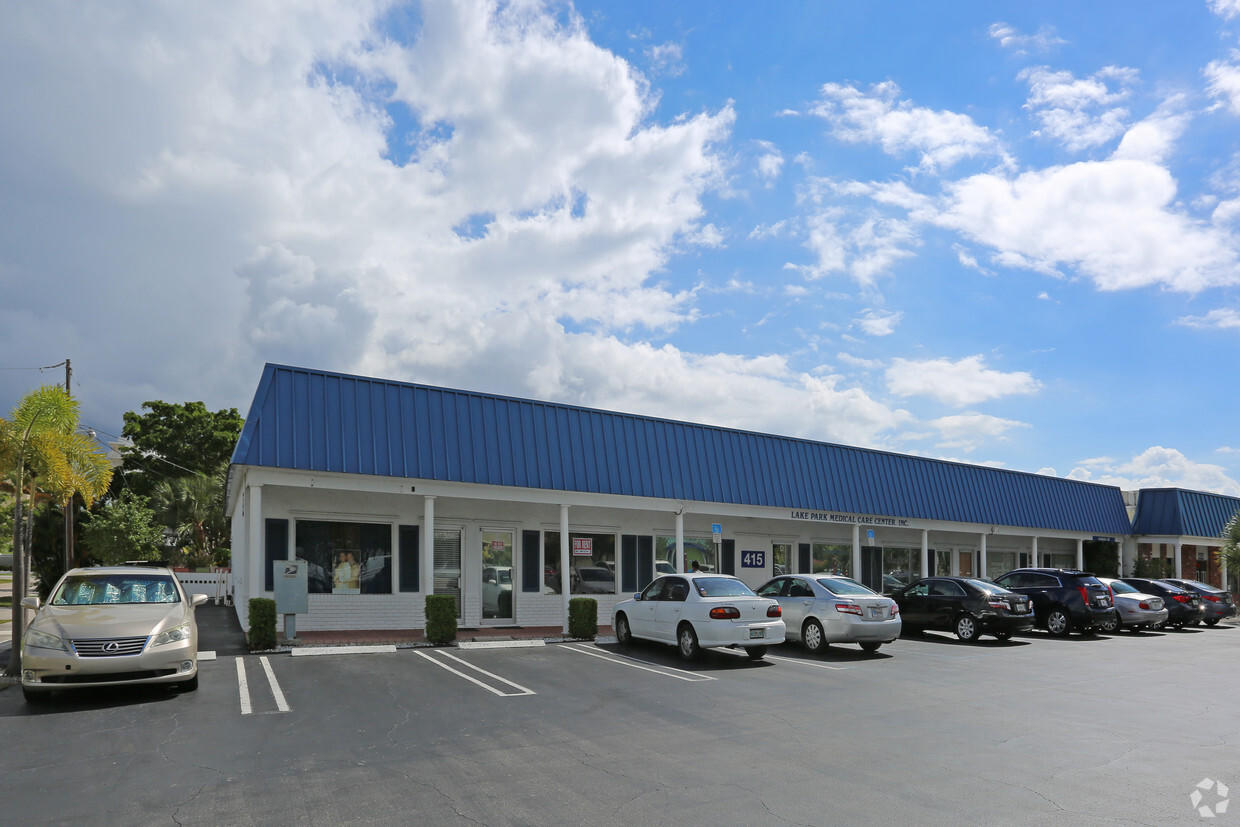.Nice Clean Mixed use Shopping center. on Federal Highway in Lake Park. A rare 7,412 sq ft Freestanding Building with ample parking ( 25 parking spaces ). The building is constructed with CBS walls and Concrete Beams in the Roof. Permitted uses include Medical Offices, Law Offices, CPA's, Architects, and Financial Services.