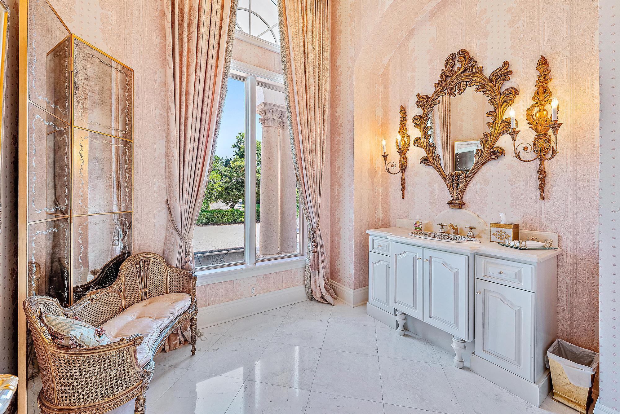 Jupiter Hills Village - Residential