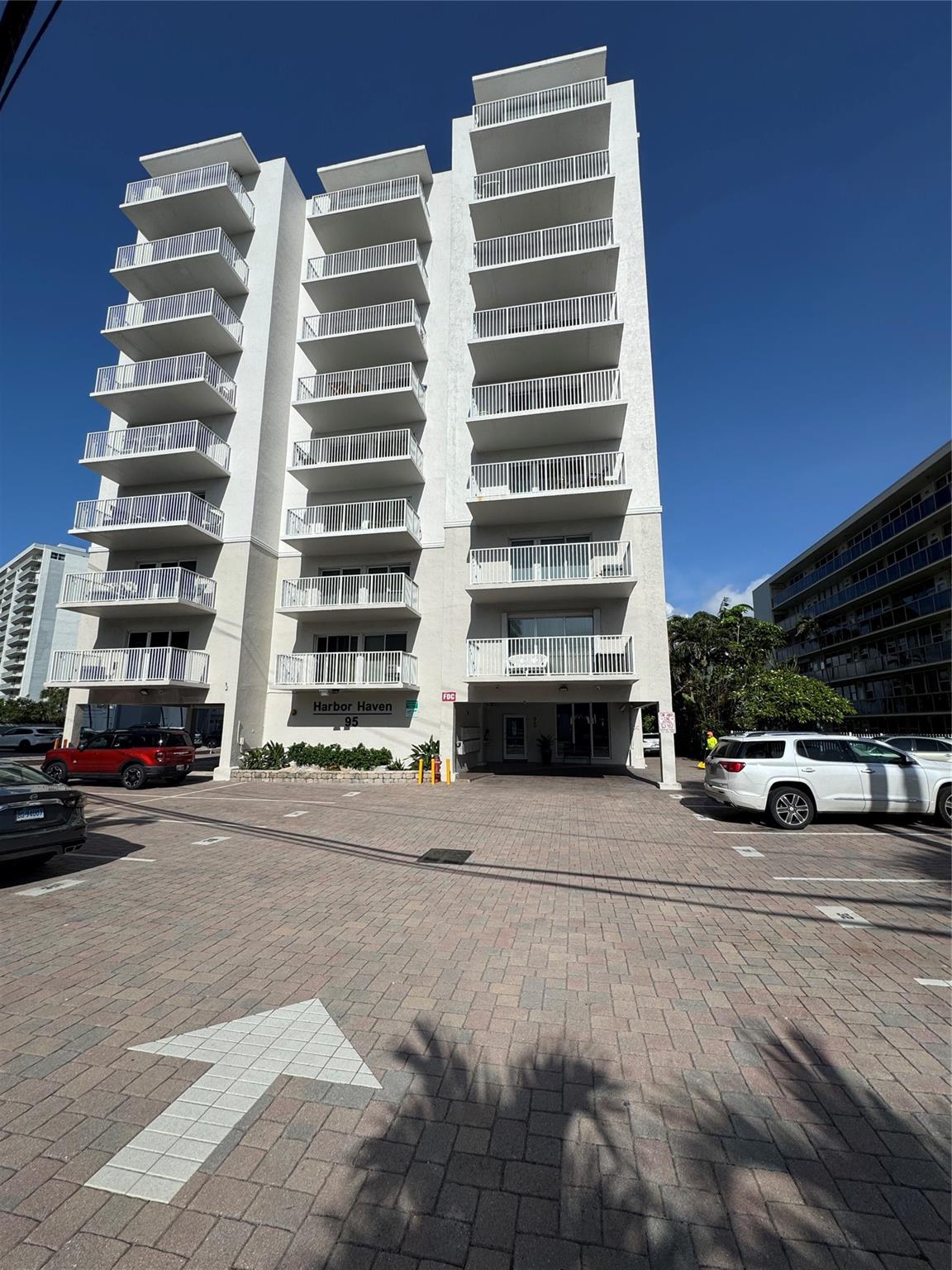 Available Annual (3150/mo) Located on the Intracoastal Waterway with great city views and the most tranquilizing sunset on the dock lounging one can wish for. Modern furniture along with an extra Murphy bed for guest. Walk 2 mins to the ocean beachfront. Can be rented annually furnished or unfurnished .