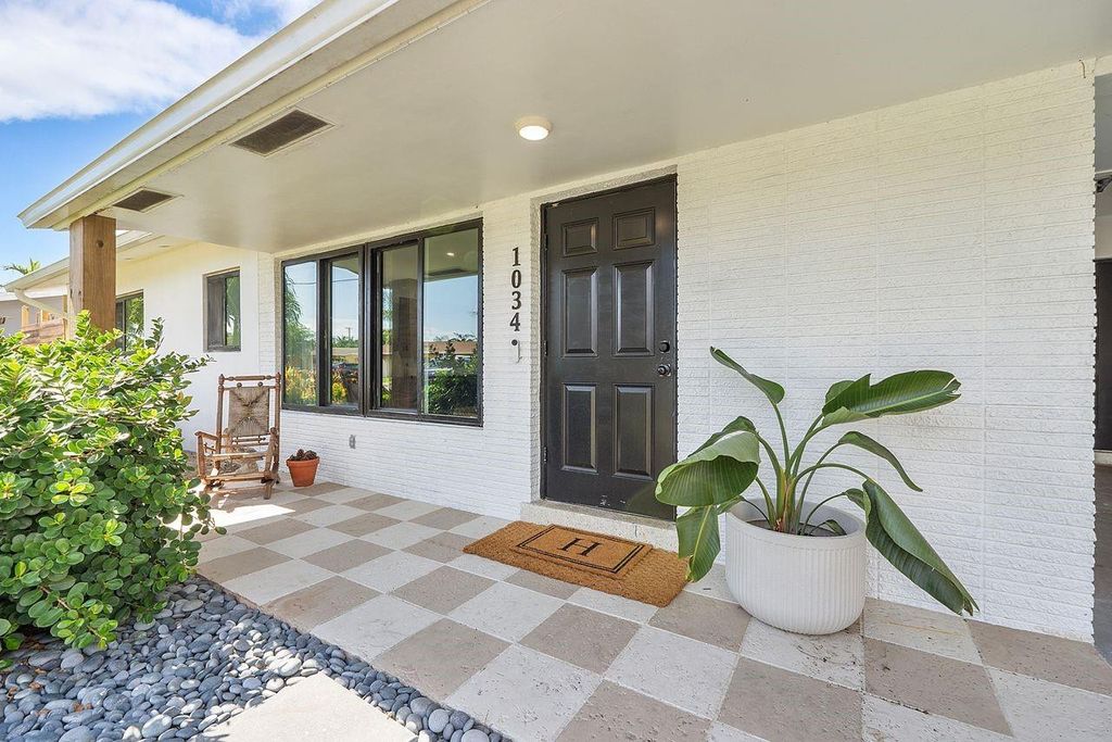 Photo of 1034 SW 24th Avenue, Boynton Beach, FL 33426 (MLS # F10444736)