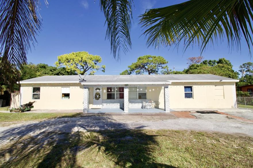 Beautiful and spacious Pool Home on a huge lot! Best Location and NO HOA. Big circular driveway and no restrictions. Lot allows for pool and big yard. This home has a split floor plan with 2 bedrooms 1 full bath on one side and 2 bed + DEN and a full bath on the other! The covered patio is enormous and coul be easily turned into under air part of the main house! This home has potential for anything you want! can be turned into an income producing property or just a beautiful home for you and your family!!!AC LESS THAN 5 YEARS, HOME COMES WITH A GENERATOR.