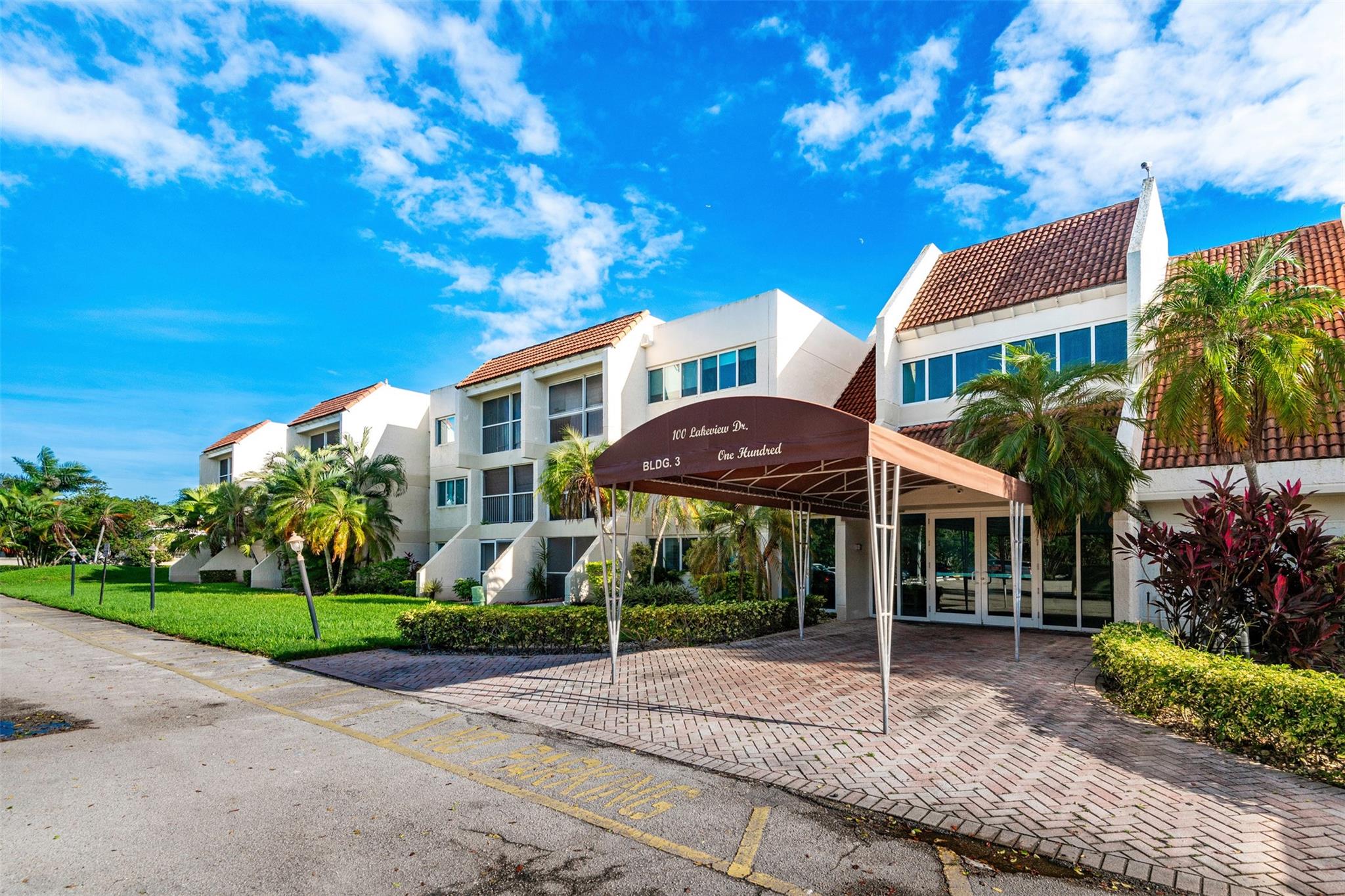 BEAUTIFUL SPACIOUS 1 BED, 1.5 BATH CONDO IN THE HEART OF WESTON  THE MOST PRESTIGIOUS CITY, BRIGHT, WITH  TITLE FLOORS, WASHER AND DRYER AND A SCREENED BALCONY, MASTER SUITE , WALK-IN CLOSET AND PRIVATE BATH, COMMUNITY OFFERS POOL, CLUBHOUSE, TENNIS COURT, SAUNA, GYM. WALKING DISTANCE TO WESTON TOWN CENTER, SHOPS,AND TOP-RATED SCHOOLS.