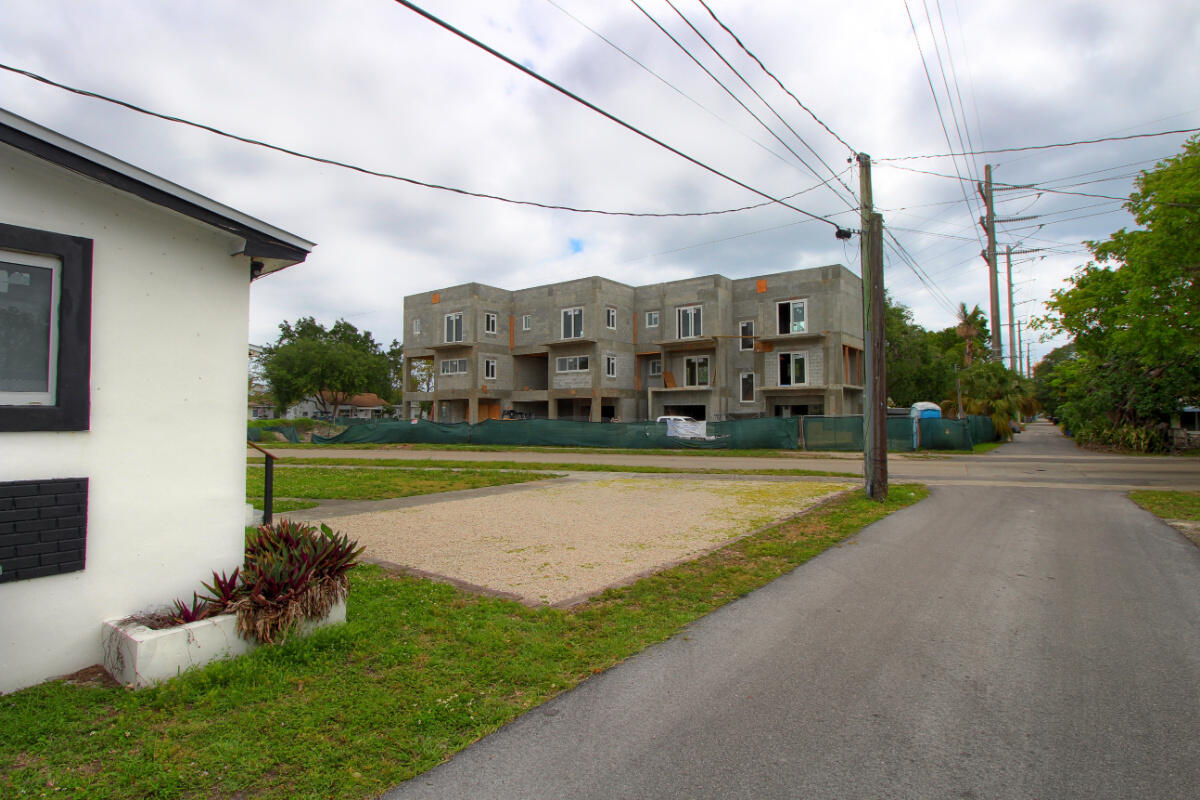 HOLLYWOOD PARK - Residential