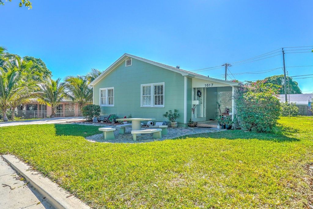 Photo of 1617 Crestwood Boulevard, Lake Worth Beach, FL 33460 (MLS # R10858984)