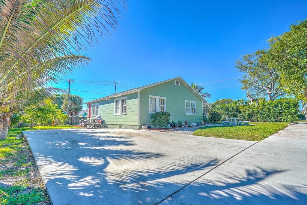 Photo of 1617 Crestwood Boulevard, Lake Worth Beach, FL 33460 (MLS # R10858984)
