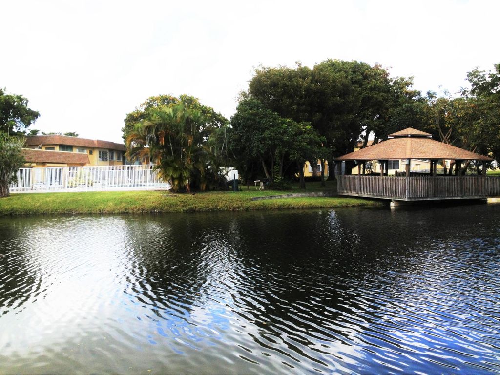 Photo of 5170 SW 40th Avenue #4e, Dania Beach, FL 33314 (MLS # B26021821)