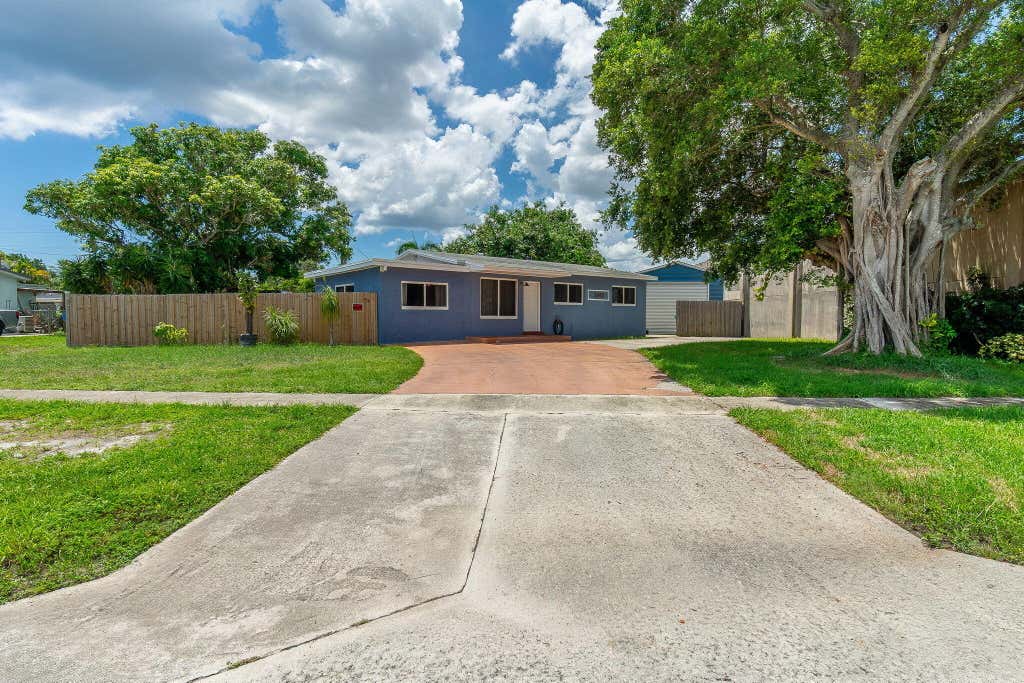 Photo of 1446 W DREW Street, Lantana, FL 33462 (MLS # B26064425)