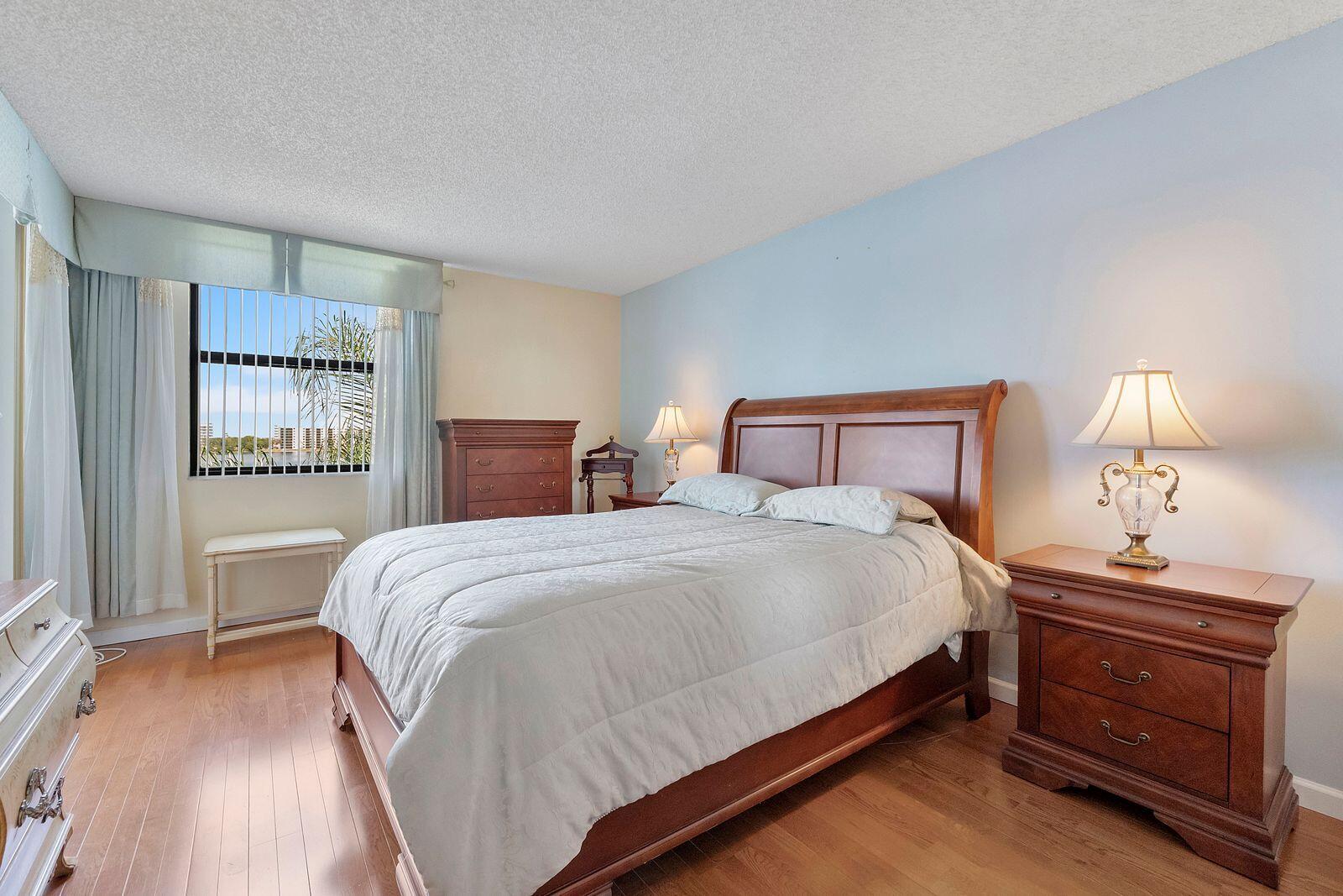 LAKE EMERALD CONDOMINIUM NO SIX - Residential