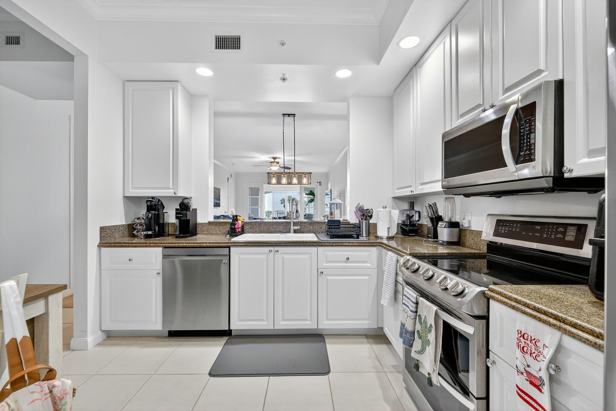 18 Harbour Isle Drive W 203, Hutchinson Island, FL, 34949/$430,000 4 18 Harbour Isle Drive W 203