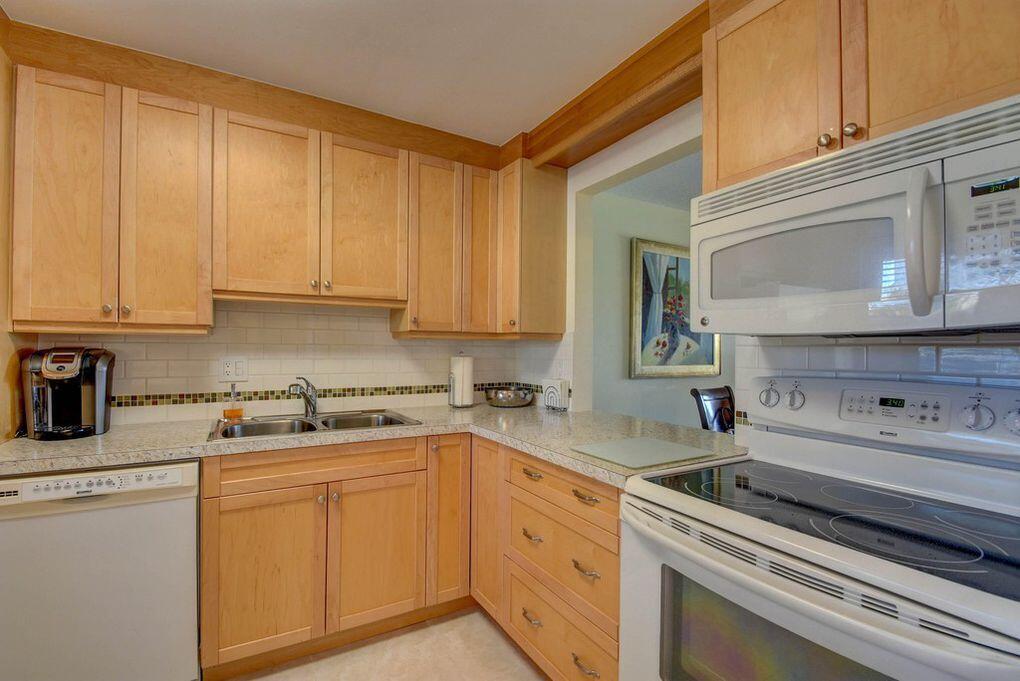 307 Lake Evelyn Drive, West Palm Beach, FL, 33411/$205,000 4 307 Lake Evelyn Drive