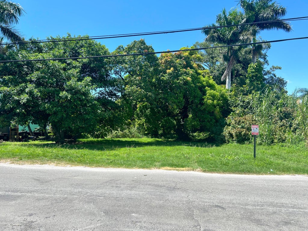 Photo of 197 W MAIN Street, Pahokee, FL 33476 (MLS # B26080315)