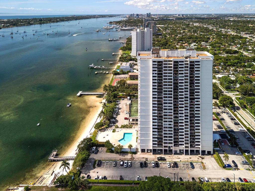 PALM BEACH HOUSE CONDO - Residential Lease