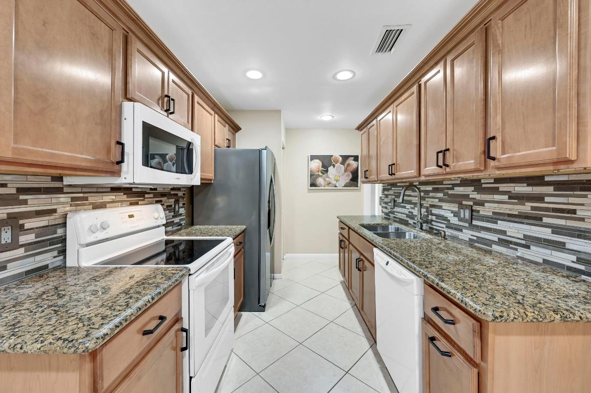 GLADES OF BOCA LAGO CONDO - Residential